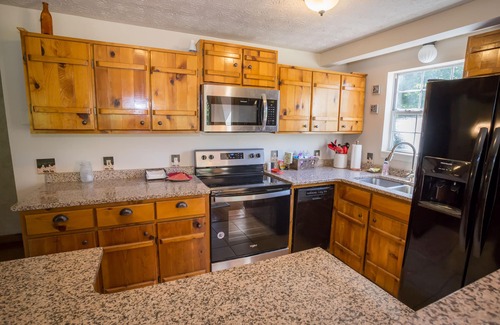Cosby House | Rock Right Inn* Cozy/Mtn Views*Creek*Firepit*Hot tub*1.5 acres* 4bed/2 bed*8-10