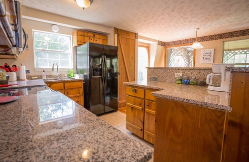 Cosby House | Rock Right Inn* Cozy/Mtn Views*Creek*Firepit*Hot tub*1.5 acres* 4bed/2 bed*8-10