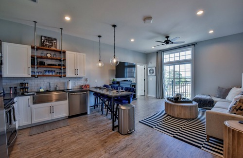 Tuscaloosa Condo | Rock & Roll Tide! Steps away from Amphitheater and downtown!