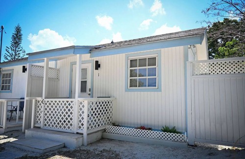 Rock Sound Apartment | Rock Sound 2BR |Wine, Snacks, A/C + Walk to Eats