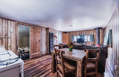 Ruidoso Cabin | Rock Squirrel: Cozy Vintage Charmer With Hot Tub!