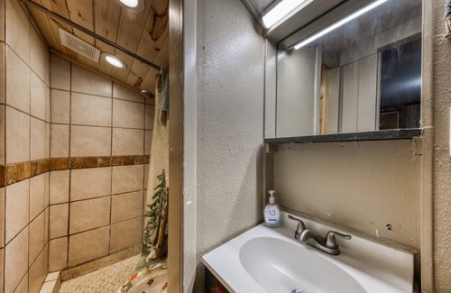 Ruidoso Cabin | Rock Squirrel: Cozy Vintage Charmer With Hot Tub!