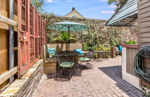 French Quarter House | Rock the Night Away in Historic Guest House