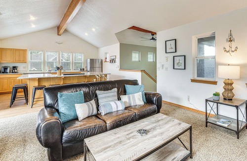 Rockaway Beach House | Rockaway Beach Home w/Hot Tub: 4 Blocks to Beach!