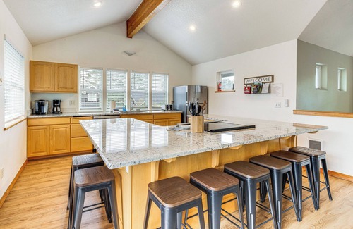 Rockaway Beach House | Rockaway Beach Home w/Hot Tub: 4 Blocks to Beach!
