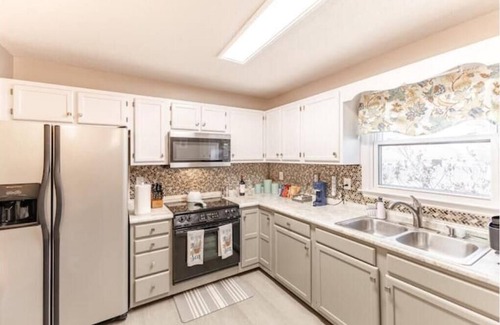 Madison House | Rocket City Retreat-3BR-Office-Pets Welcome!