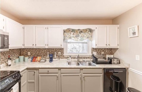 Madison House | Rocket City Retreat-3BR-Office-Pets Welcome!