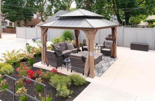 Rockford Apartment | Rockford IL 2BD Upper Queen Bed, Patio & Fast WiFi