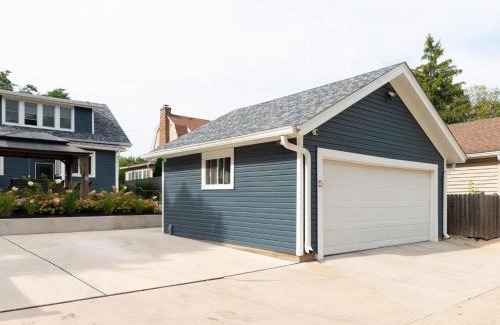 Rockford Apartment | Rockford IL 2BD Upper Queen Bed, Patio & Fast WiFi