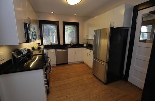 Oak Park Apartment | Rockin' 2BR Apartment in the Heart of Oak Park
