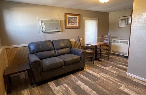 Faulkton Cabin | Rockin' E #9 - cozy, newly remodeled cabin