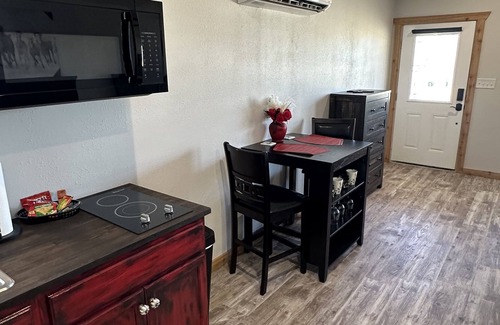 Johnson City Cabin | Rockin’ Pony Silver Dollar Winery Hill Countryn2 Queen Beds! Winery & Bistro
