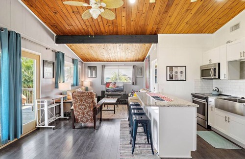 Galveston House | Rockin' Wave Family Beach House-West Beach Galveston- Sleeps 8-10 -Great Reviews