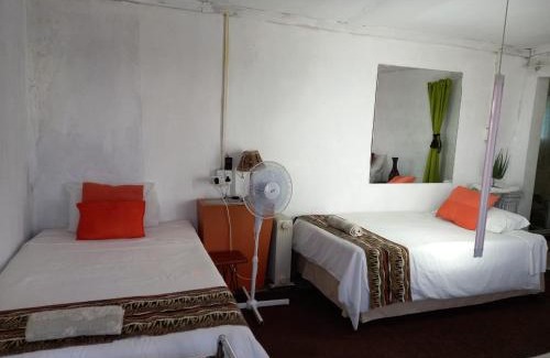 Hibiscus Coast House | Rocks And Aloes Guest Lodge