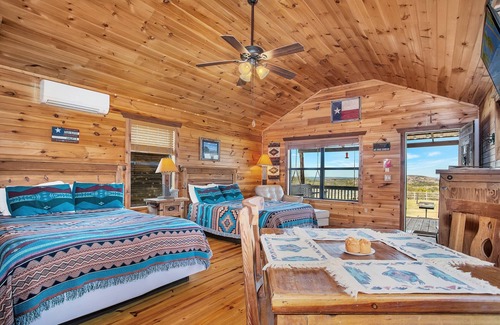 Fredericksburg Cabin | Rockview Cabin 4 | Sleeps up to 4 | Spectacular Views of Enchanted Rock!