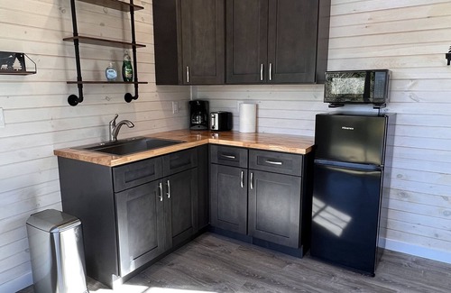 Granite Falls Cabin | Rockwall Cabin on the Pond! Cool spot, 10 minute drive to Hickory.