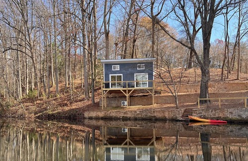 Granite Falls Cabin | Rockwall Cabin on the Pond! Cool spot, 10 minute drive to Hickory.