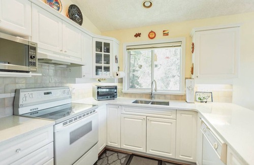 North Cowichan House | Rockwood Terrace: 55 + Ideal for Extended Stays