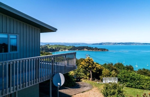Omiha House | Rocky Bay Luxury Escape - Waiheke Holiday Home