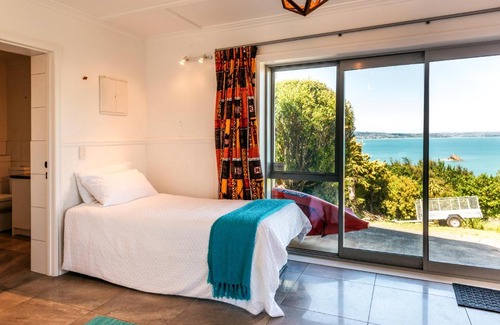 Omiha House | Rocky Bay Luxury Escape - Waiheke Holiday Home