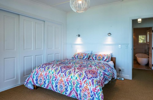 Omiha House | Rocky Bay Luxury Escape - Waiheke Holiday Home