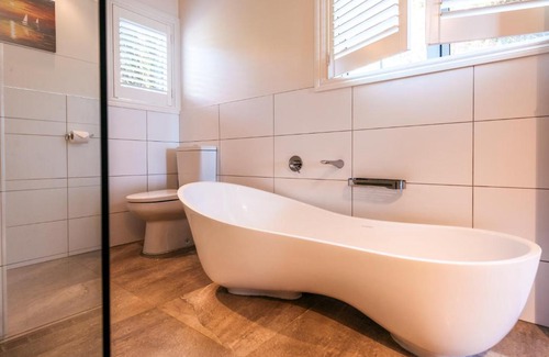 Omiha House | Rocky Bay Luxury Escape - Waiheke Holiday Home