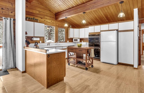Beckwourth Cabin | Rocky Cliff Retreat at Davis Lake