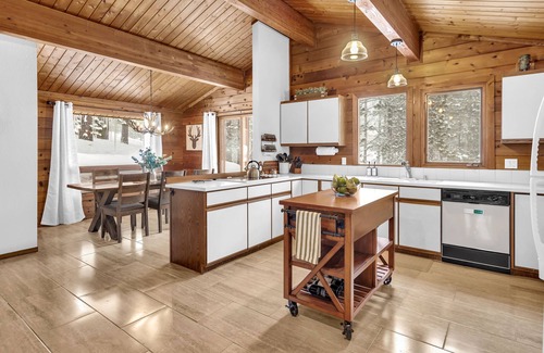 Beckwourth Cabin | Rocky Cliff Retreat at Davis Lake