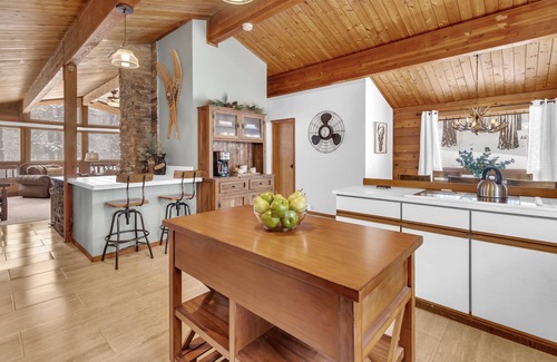 Beckwourth Cabin | Rocky Cliff Retreat at Davis Lake
