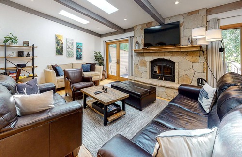 Intermountain Condo | Rocky Mountain condo near the slopes with deck, fast WiFi, grill, mountain views