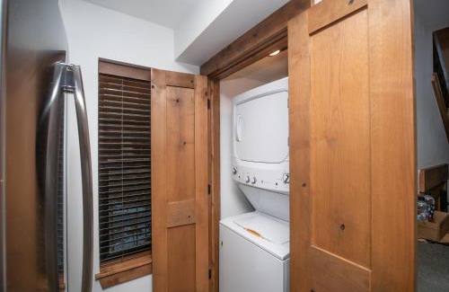 Estes Park House | Rocky Mountain Escape - Steps to Lake Estes, Jacuzzi, Close to Downtown Estes