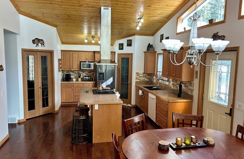 Nordegg Cottage | Rocky Mountain Retreat: Private 2 Acres & Hot Tub