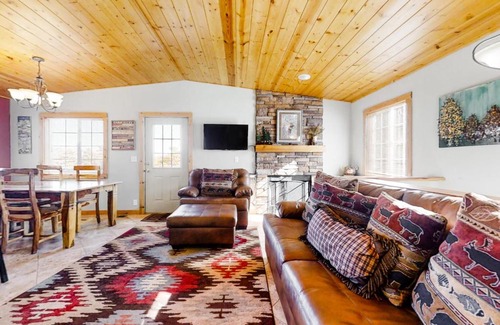 Carriage Hills House | Rocky Mountain Sunshine Cabin