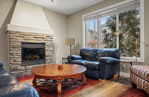 Calgary House | Rocky Mountains Retreat - 2 BRM Home in Crestmont