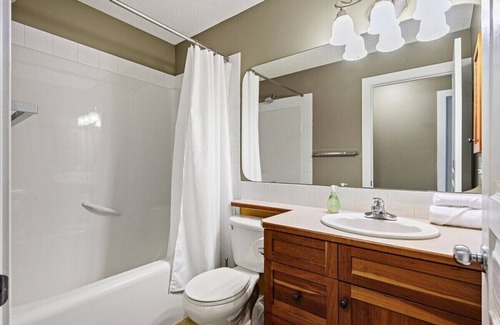 Calgary House | Rocky Mountains Retreat - 2 BRM Home in Crestmont