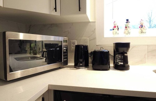 Northwest Calgary House | Rocky Mtn Escape-3 bdrm-near shops, dining, UofC