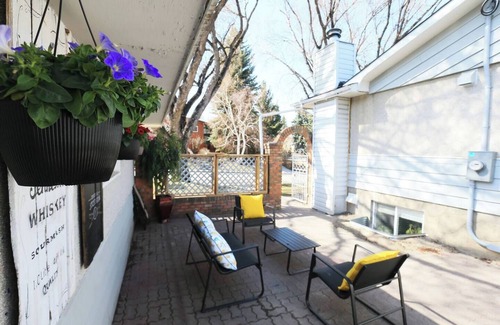 Northwest Calgary House | Rocky Mtn Escape-3 bdrm-near shops, dining, UofC