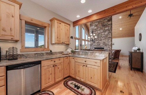 Innsbruck Val Moritz Cabin | Rocky Mtn Natl Park views, close skiing & Hot Tub!