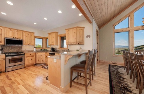 Innsbruck Val Moritz Cabin | Rocky Mtn Natl Park views, close skiing & Hot Tub!