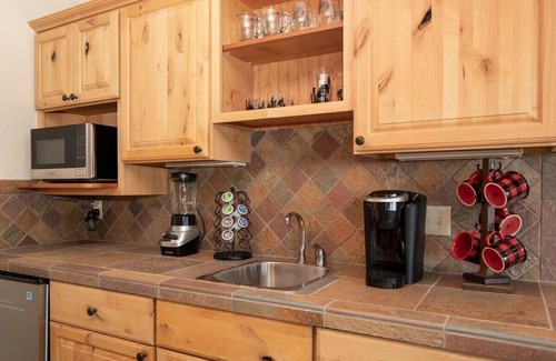 Innsbruck Val Moritz Cabin | Rocky Mtn Natl Park views, close skiing & Hot Tub!