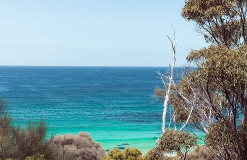 Rocky Hills Cabin | Rocky Ridge - modern lodge capturing sweeping views over Great Oyster Bay
