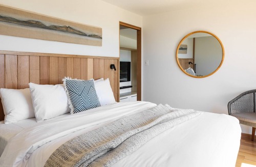 Rocky Hills Cabin | Rocky Ridge - modern lodge capturing sweeping views over Great Oyster Bay