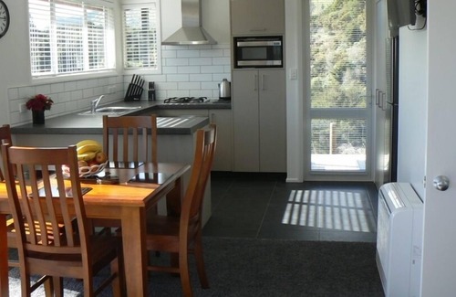 Motupipi Cottage | Rocky Ridge Cottage a unique getaway in Takaka