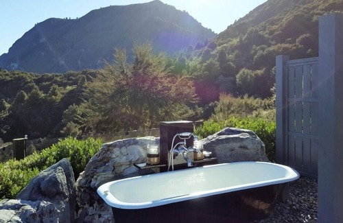 Motupipi Cottage | Rocky Ridge Cottage a unique getaway in Takaka