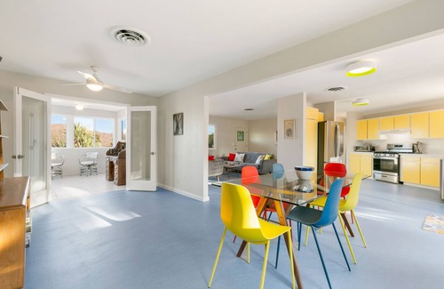 Joshua Tree Highlands House | 🌵 Rocky Ridge Retreat - Cozy & Colorful Home in Joshua Tree w/Hot Tub, Fire Pit & BBQ 🌵
