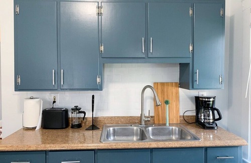 Kamm's Corners Apartment | Rocky River Near Airport Apartment - 2nd floor