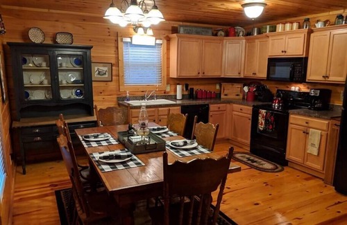 Cleveland House | Rocky Road Hideaway. close to Helen and Dahlonega