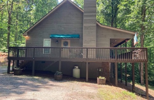 Cleveland House | Rocky Road Hideaway. close to Helen and Dahlonega