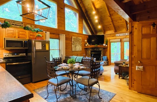 Gatlinburg - Pigeon Forge Cabin | Rocky Top, Mountain View, Wifi, Privacy, Hot Tub, King Bed, Gatlinburg