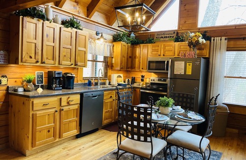 Gatlinburg - Pigeon Forge Cabin | Rocky Top, Mountain View, Wifi, Privacy, Hot Tub, King Bed, Gatlinburg